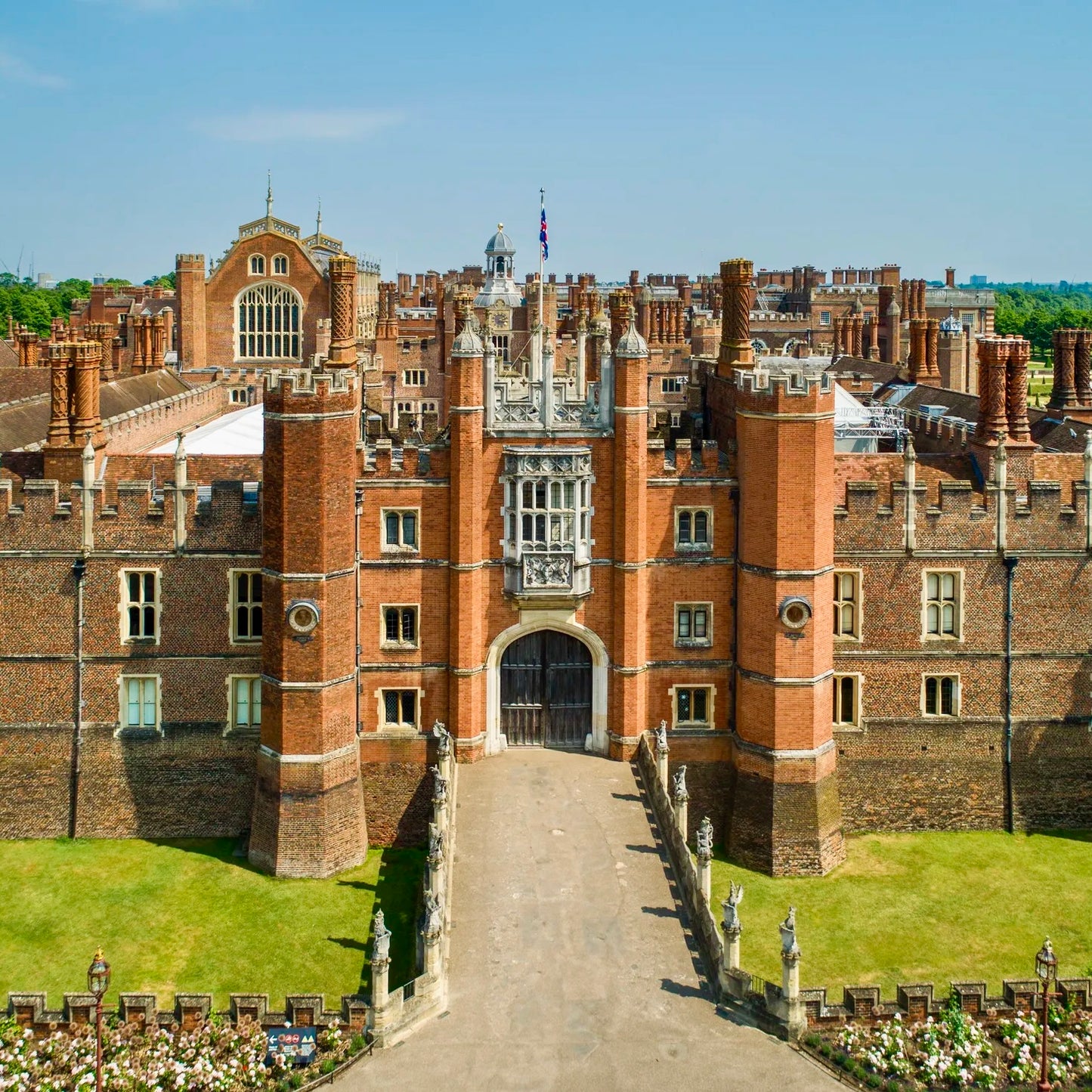 Wednesday 24 September, 2-4 p.m.: Open Studio and Exhibition Walkthrough with The Royal School of Needlework