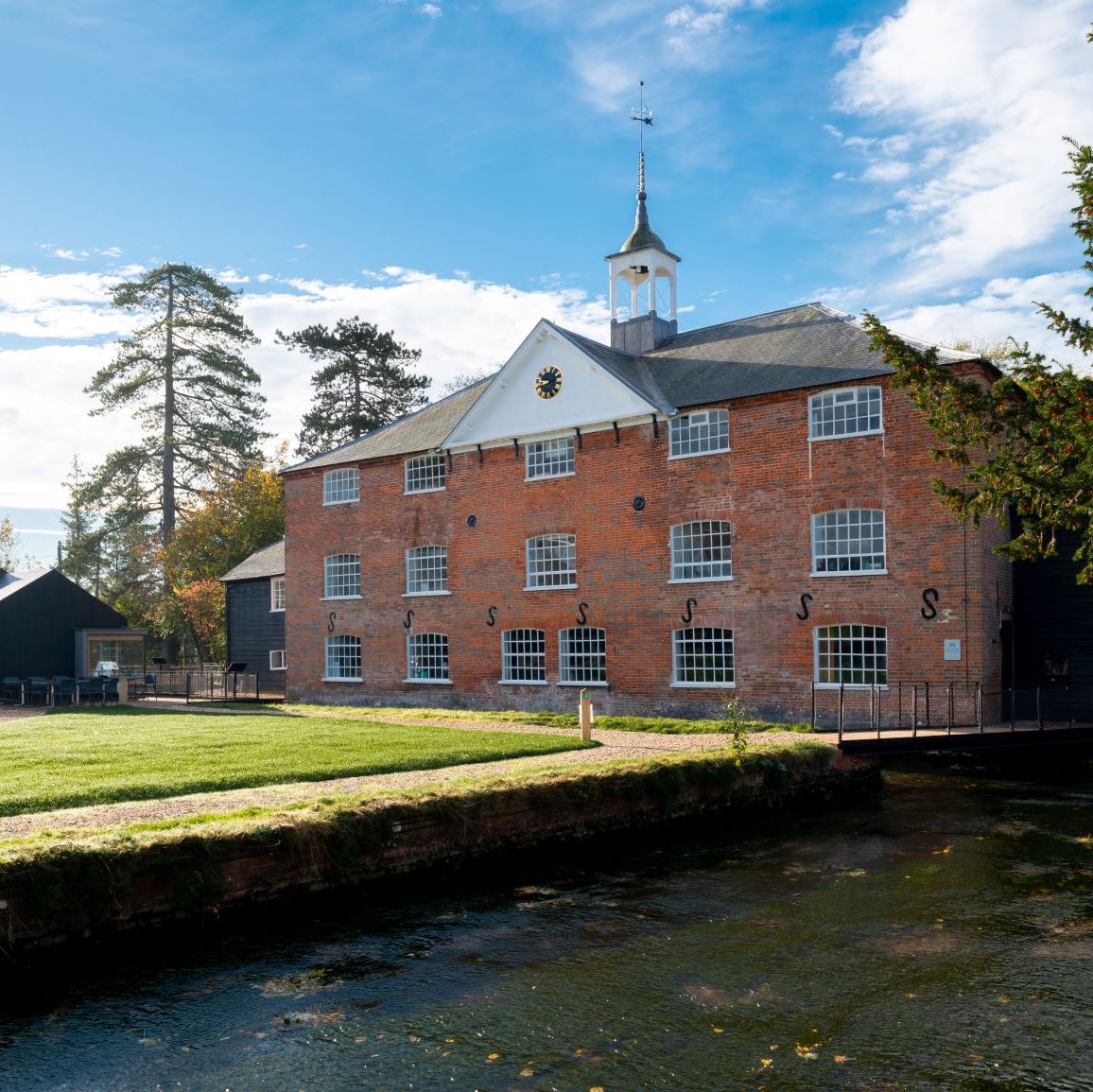 Silk: silk road, silk fibre, silk weaving with Angela Sheng, Mary Schoeser, Neil Thomas from Gainsborough Silk Mill, Rezia Wahid and Sue Tapliss of Whitchurch Silk Mill