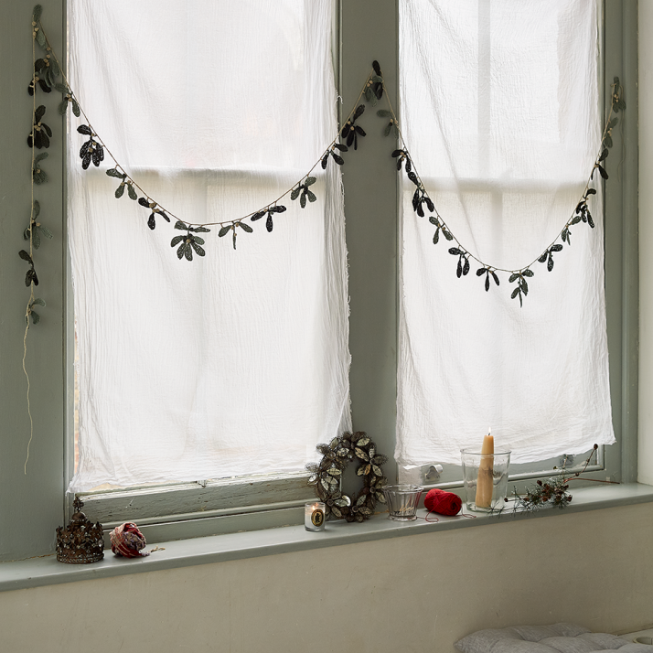 How to Crochet a Mistletoe Garland with Loop London