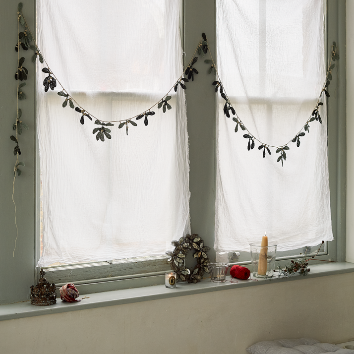 How to crochet a mistletoe garland with Loop London