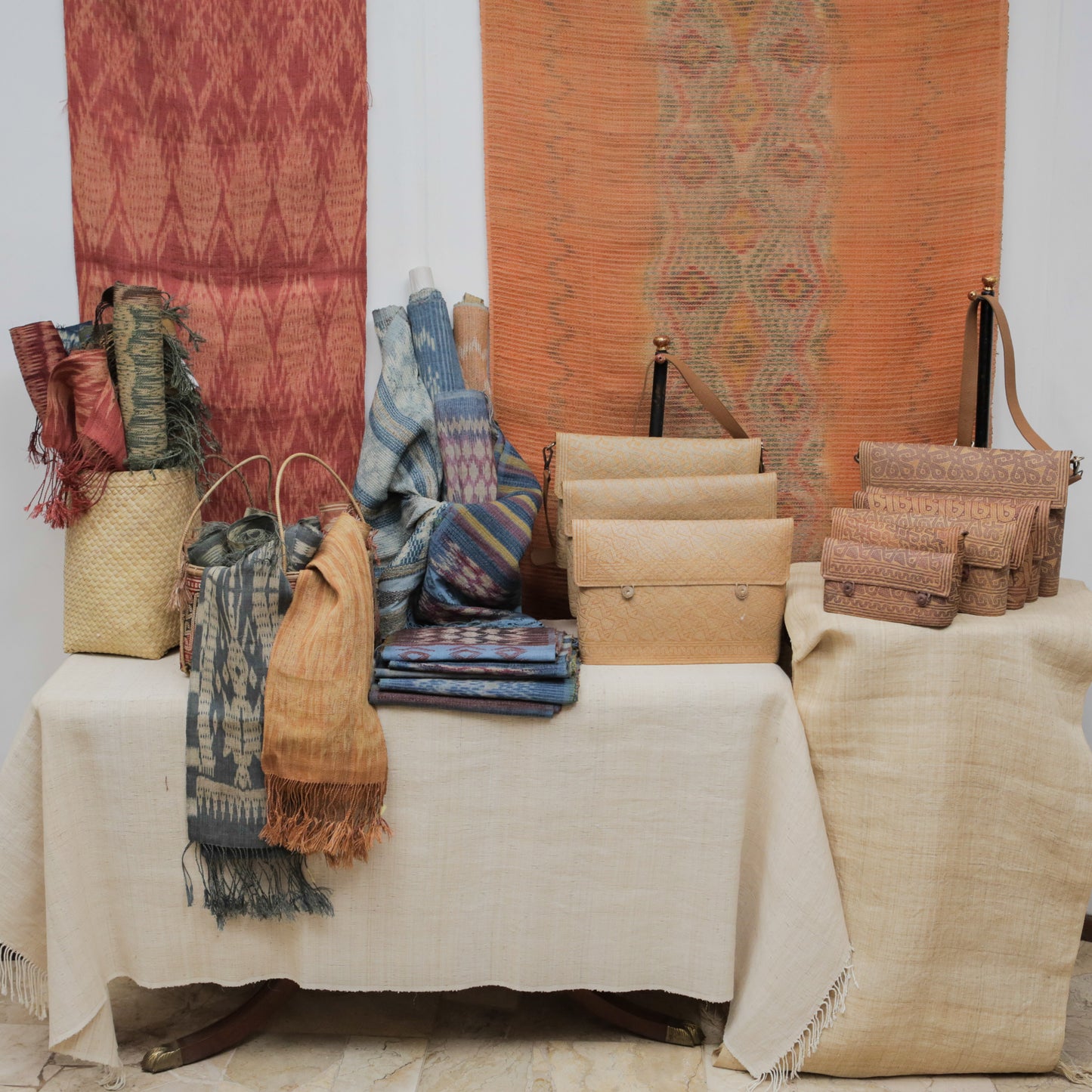 Indonesia, Rumah Rakuji / Myra Widiono, Ikat & Ulap Doyo Weaving