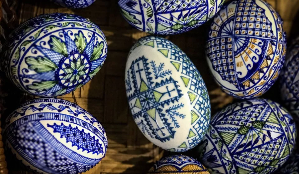 PAINTING ON EGG SHELLS