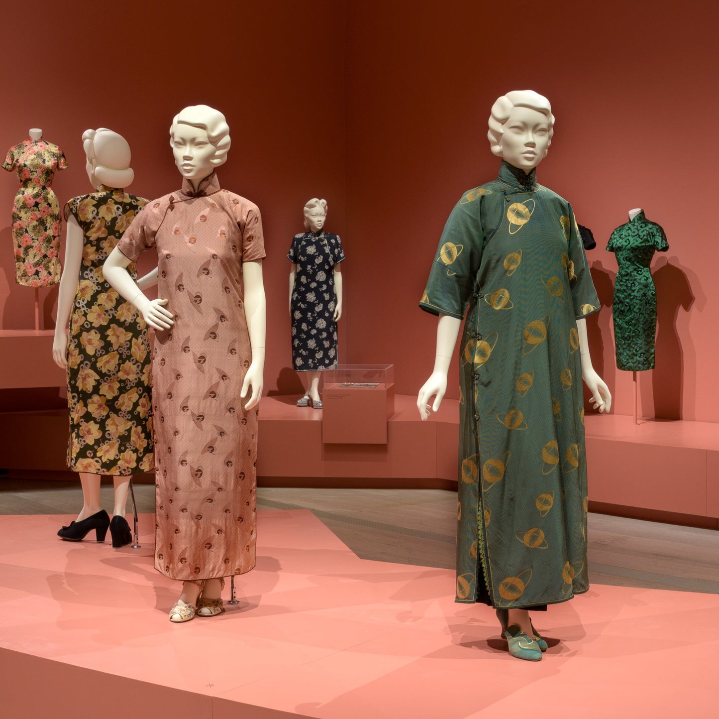 Until 12 October 2026: FASHIONING CHINESE WOMEN