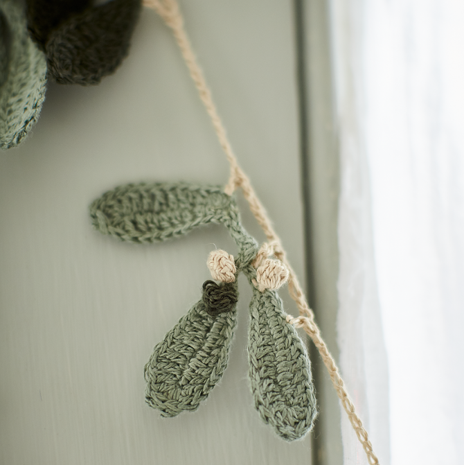 How to crochet a mistletoe garland with Loop London