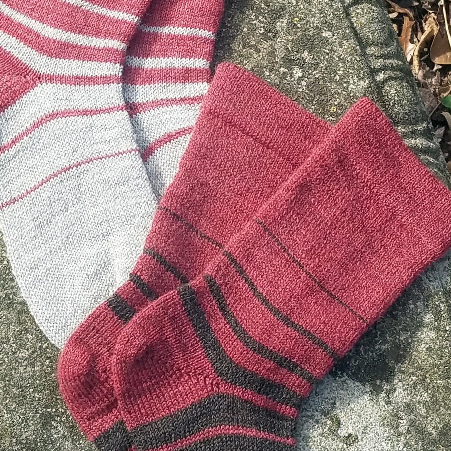 United States, Kathleen Oliver / Sweet Tree Hill Farm, Shepherd’s Socks: Ombre Stripes Duo with Red